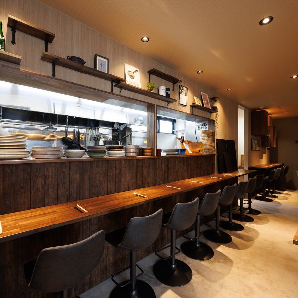 落ち着いた色調を基調とした店内は、団体での利用にもおすすめです。ゆったりと座れる空間で、心地よい時間を過ごせます♪明るさを抑えた照明が大人の雰囲気を演出し、お一人でのサク飲みや宴会などにも最適な空間となっています◎