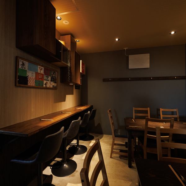 荒川沖駅東口より徒歩約1分と、アクセスしやすい立地に加え、店内はグレー基調で洗練された雰囲気が漂います。大人の隠れ家のように静かで落ち着きがあり、ゆったり過ごせる環境が魅力。気軽に立ち寄れる雰囲気で、お仕事帰りやちょっとした集まりにもおすすめです◎