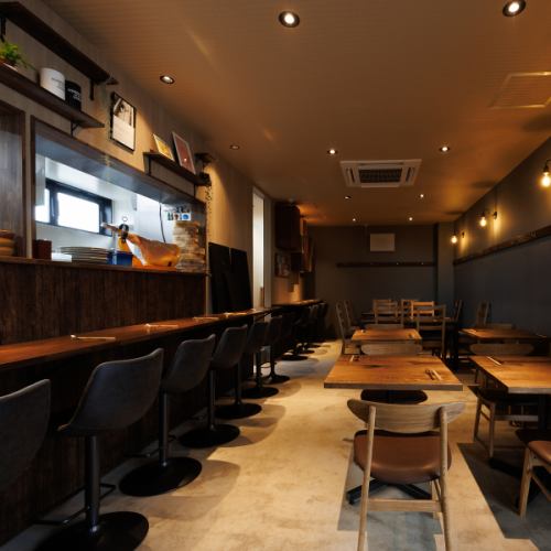 グレー基調のお洒落な空間でごゆっくりとお食事をお楽しみ頂けます！