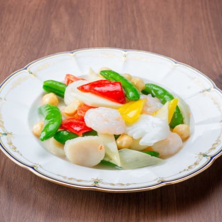 Stir-fried colorful vegetables and 3 kinds of seafood with macadamia nuts