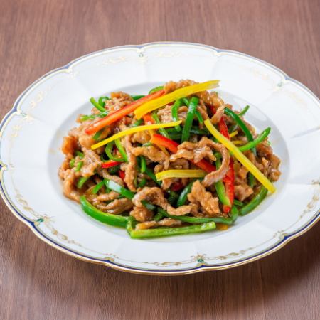 Stir-fried shredded domestic beef and colorful peppers