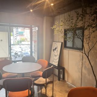 【貸切可能】ゆったりくつろげるテーブル席。【名古屋駅/名駅/円頓寺/焼き鳥/焼鳥/貸切/ジン/名古屋メシ/デート/女子会/記念日/宴会/飲み放題/歓迎会/送別会/忘年会】