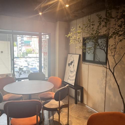【貸切可能】ゆったりくつろげるテーブル席。【名古屋駅/名駅/円頓寺/焼き鳥/焼鳥/貸切/ジン/名古屋メシ/デート/女子会/記念日/宴会/飲み放題/歓迎会/送別会/忘年会】