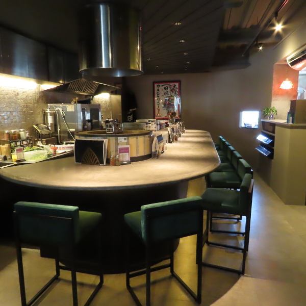 【イノベーティブな店内】洗練されたカウンターが印象的なこの店内は、温かみのある照明とシックなデザインが融合した魅力的な空間。料理の匂いが漂い、特別なひとときを過ごすのに最適です。落ち着いた雰囲気が、訪れる人々を包み込むように迎えてくれます。【名古屋駅/名駅/円頓寺/焼き鳥/焼鳥/貸切/ジン/名古屋メシ】