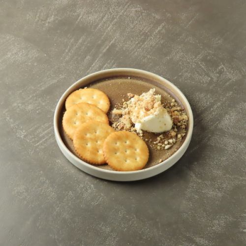 ミックスナッツとクリームチーズ和え(クラッカー付き)