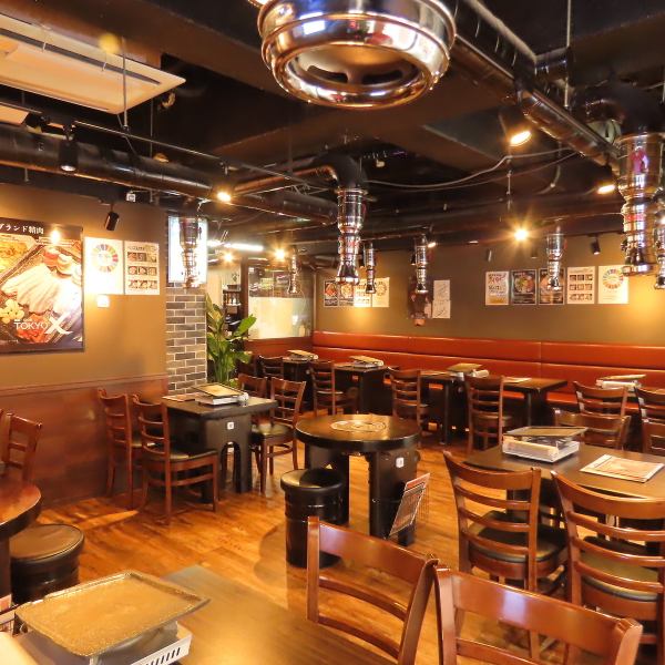 店内は木目調を基調とした温かく落ち着いた雰囲気が魅力。木の質感を活かしたインテリアは、どの世代のお客様にも心地よさを感じていただけます。ゆったりとしたテーブル配置で、周囲を気にせず会話や食事を楽しめるのも嬉しいポイント。友人との食事や仕事帰りのひとときにもぴったりの空間です。