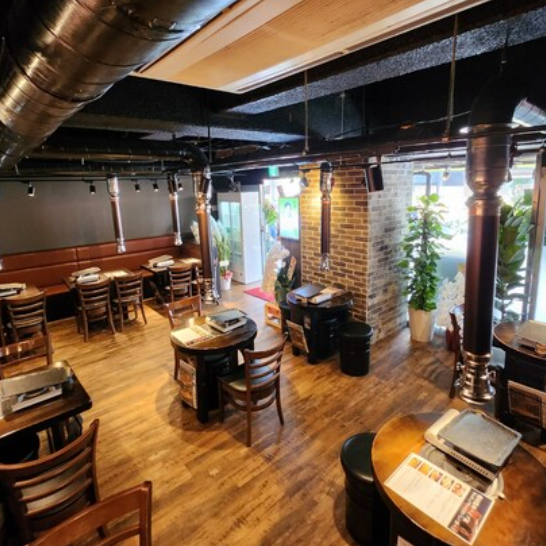 デートにもぴったりの落ち着いた店内は、木目を活かしたインテリアと柔らかな照明が演出する温かな空間。2人掛けのテーブル席もあり、程よい距離感で会話が弾みます。気取らずに本格的な韓国料理を楽しめるカジュアルさも魅力で、初めての食事や記念日にもおすすめ。居心地の良さに会話も自然と笑顔に。