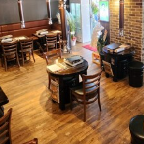 2人掛けのテーブル席は、デートや友人同士の気軽なごはんにぴったり。店内の木目調のインテリアと柔らかな照明が落ち着いた雰囲気を演出し、自然体で食事が楽しめます。混雑時でも距離感を保てる配置になっています。