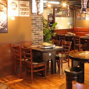 4人用テーブルは、料理を囲んでわいわいシェアしやすく、初対面同士の食事や、ちょっとした打ち上げにも活躍。飲み放題付きのコースとも相性が良く、自然と盛り上がれる距離感もポイントです。気取らない宴会にぴったり。