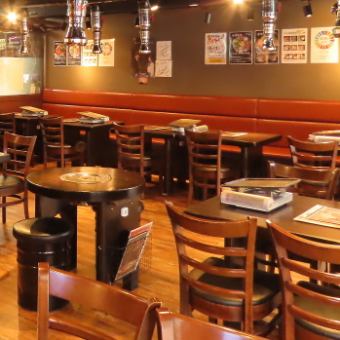 コンパクトながらも居心地のよい2名用テーブルは、ひとり利用や初来店にも使いやすいポジション。1人前から注文できるスタイルとの相性もよく、さっと食べたいときや、静かに過ごしたいときにもおすすめです。