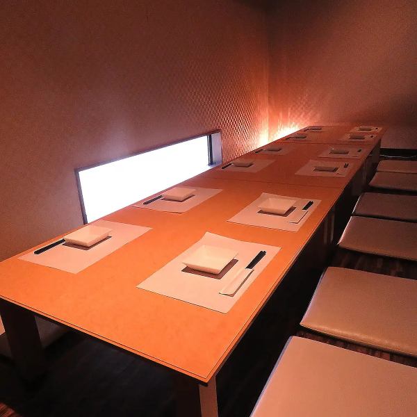 【接待にもどうぞ】4名様～7名様でご利用いただける個室がございます。お料理は黒豚や地鶏、海鮮などをご用意。豊富な日本酒やプレミアム焼酎、ウィスキーなども揃えており、味にこだわる接待、おもてなしにぜひご利用ください。個室は店内の奥のレイアウト。完全個室で静かな環境です。
