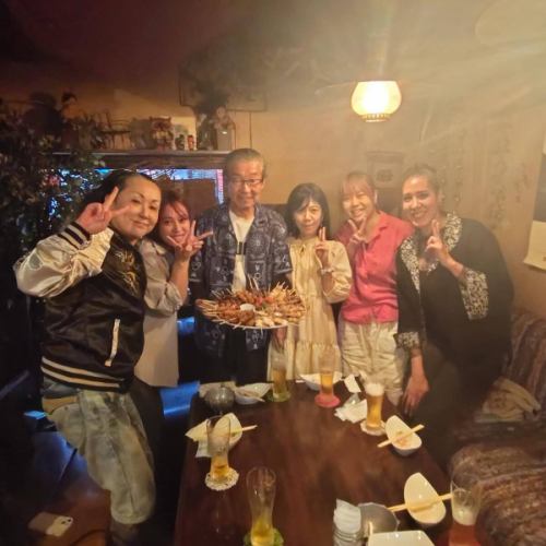 Happy Birthday 〜♪

大人気！誕生日企画
『歳の数だけ焼き鳥プレゼント』ご予約承り中！

ビックリなサプライズ！
20歳なら20本 50歳なら50本!
年齢分の焼き鳥をプレゼント♪
誕生日の前後3週間までが期限となります。

ぜひご利用ください。

※ 4名様以上/前日までに要予約/4500円以上のコース予約、
または飲み放題(2400円)ご利用のお客様に限ります。
混雑を避けるため、1日1組様限定とさせていただきます。

☆営業時間:火曜〜日曜17:00〜25:00
　(料理LO24:00 ドリンクLO24:30)
☆定休日:月曜

#happybirthday #誕生日プレゼント 
#プレゼント #プレゼント企画 
#樽生クラフトビール #ビール女子
#yakitori #やきとり #焼き鳥 #誕生日 
#焼き鳥屋 #居酒屋 #女子会  #飲み放題 #ハッピーアワー 
#静岡市 #清水区 #清水駅 #新清水駅
https://www.hotpepper.jp/strJ000381021/
