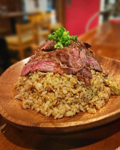 【超にんにく肉チャーハン】‼️

謎人気メニューの｢超にんにくチャーハン｣に｢ハラミステーキ(約150g)｣をプラスしたスペシャルメニュー‼︎
数量限定で復活です。

・超にんにく肉チャーハン¥1550(税込)
※提供にお時間いただく場合がございます。
事前にご予約、ご注文いただけるとありがたいです。

☆営業時間:火曜〜日曜17:00〜25:00
　(料理LO24:00 ドリンクLO24:30)
☆定休日:月曜

#超にんにくチャーハン
#ハラミステーキ 
#樽生クラフトビール #ビール女子
#yakitori #やきとり #焼き鳥 #誕生日 
#焼き鳥屋 #居酒屋 #女子会  #飲み放題 #ハッピーアワー 
#静岡市 #清水区 #清水駅 #新清水駅
https://www.hotpepper.jp/strJ000381021/