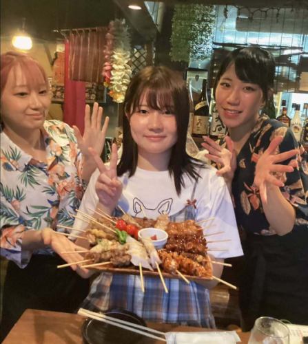 Happy Birthday 〜♪

大人気！誕生日企画
『歳の数だけ焼き鳥プレゼント』ご予約承り中！

ビックリなサプライズ！
20歳なら20本 50歳なら50本!
年齢分の焼き鳥をプレゼント♪
誕生日の前後3週間までが期限となります。

ぜひご利用ください。

※ 4名様以上/前日までに要予約/4500円以上のコース予約、
または飲み放題(2400円)ご利用のお客様に限ります。
混雑を避けるため、1日1組様限定とさせていただきます。

☆営業時間:火曜〜日曜17:00〜25:00
　(料理LO24:00 ドリンクLO24:30)
☆定休日:月曜

#happybirthday #誕生日プレゼント 
#プレゼント #プレゼント企画 
#樽生クラフトビール #ビール女子
#yakitori #やきとり #焼き鳥 #誕生日 
#焼き鳥屋 #居酒屋 #女子会  #飲み放題 #ハッピーアワー 
#静岡市 #清水区 #清水駅 #新清水駅
https://www.hotpepper.jp/strJ000381021/