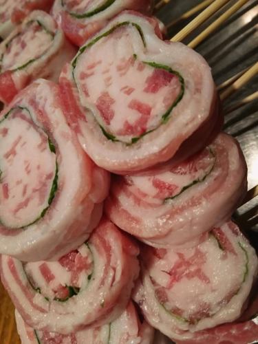 鶏🐓時々豚🐖

豚しそ巻き〜🐽🌱🌀
ぐるぐる巻いて、串にして焼きます♪

☆営業時間:火曜〜日曜17:00〜25:00
　(料理LO24:00 ドリンクLO24:30)
☆定休日:月曜

#豚しそ巻き#豚バラ#大葉#串焼き
#樽生クラフトビール #ビール女子
#yakitori #やきとり #焼き鳥
#焼き鳥屋 #居酒屋 #女子会  #飲み放題
#静岡市 #清水区 #清水駅 #新清水駅
https://www.hotpepper.jp/strJ000381021/