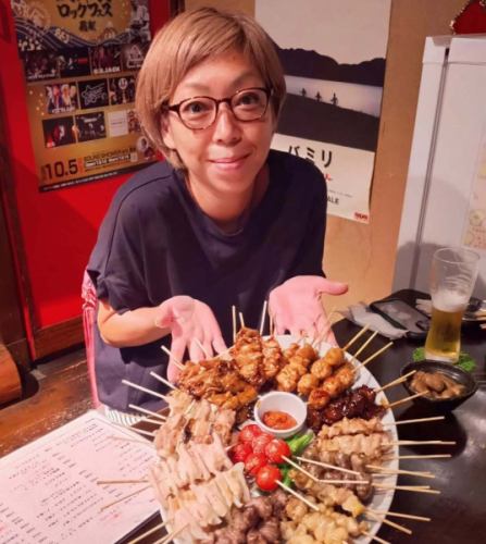 Happy Birthday 〜♪

大人気！誕生日企画
『歳の数だけ焼き鳥プレゼント』ご予約承り中！

ビックリなサプライズ！
20歳なら20本 50歳なら50本!
年齢分の焼き鳥をプレゼント♪
誕生日の前後3週間までが期限となります。

ぜひご利用ください。

※ 4名様以上/前日までに要予約/4500円以上のコース予約、
または飲み放題(2400円)ご利用のお客様に限ります。
混雑を避けるため、1日1組様限定とさせていただきます。

☆営業時間:火曜〜日曜17:00〜25:00
　(料理LO24:00 ドリンクLO24:30)
☆定休日:月曜

#happybirthday #誕生日プレゼント 
#プレゼント #プレゼント企画 
#樽生クラフトビール #ビール女子
#yakitori #やきとり #焼き鳥 #誕生日 
#焼き鳥屋 #居酒屋 #女子会  #飲み放題 #ハッピーアワー 
#静岡市 #清水区 #清水駅 #新清水駅
https://www.hotpepper.jp/strJ000381021/