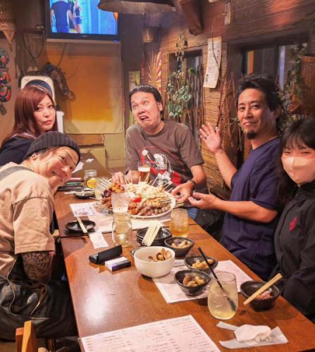 Happy Birthday 〜♪

大人気！誕生日企画
『歳の数だけ焼き鳥プレゼント』ご予約承り中！

ビックリなサプライズ！
20歳なら20本 50歳なら50本!
年齢分の焼き鳥をプレゼント♪
誕生日の前後3週間までが期限となります。

ぜひご利用ください。

※ 4名様以上/前日までに要予約/4500円以上のコース予約、
または飲み放題(2400円)ご利用のお客様に限ります。
混雑を避けるため、1日1組様限定とさせていただきます。

☆営業時間:火曜〜日曜17:00〜25:00
　(料理LO24:00 ドリンクLO24:30)
☆定休日:月曜

#happybirthday #誕生日プレゼント 
#プレゼント #プレゼント企画 
#樽生クラフトビール #ビール女子
#yakitori #やきとり #焼き鳥 #誕生日 
#焼き鳥屋 #居酒屋 #女子会  #飲み放題 #ハッピーアワー 
#静岡市 #清水区 #清水駅 #新清水駅
https://www.hotpepper.jp/strJ000381021/