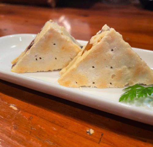 数量限定❗️
【ばかやろー！なレーズンバターサンド】

レーズン(とチョッとだけマンゴー)を、ばかやろー！エールに漬け込んでバターサンドに🎵
ばかやろーエール🍺と一緒にどうぞ(＾∇＾)ﾉ♪

【ばかやろー！エール】
華やかなホップの香りと甘いフルーティーな香り。
しっかりした苦みがあり、黒蜜のような甘さとアルコールの温かさが追いかけてきます。

☆営業時間:17:00〜25:00
　(料理LO24:00 ドリンクLO24:30)
☆定休日:月曜

#bairdbeer #ベアードビール 
#ばかやろーエール 
#レーズンバター
#バターサンド
#樽生クラフトビール #ビール女子
#yakitori #やきとり #焼き鳥
#焼き鳥屋 #居酒屋 #女子会  #飲み放題
#静岡市 #清水区 #清水駅 #新清水駅
https://www.hotpepper.jp/strJ000381021/