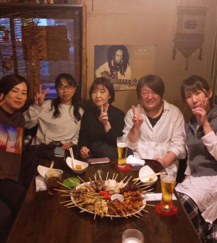 Happy Birthday 〜♪

大人気！誕生日企画
『歳の数だけ焼き鳥プレゼント』ご予約承り中！

ビックリなサプライズ！
20歳なら20本 50歳なら50本!
年齢分の焼き鳥をプレゼント♪
誕生日の前後3週間までが期限となります。

ぜひご利用ください。

※ 4名様以上/前日までに要予約/4500円以上のコース予約、
または飲み放題(2400円)ご利用のお客様に限ります。
混雑を避けるため、1日1組様限定とさせていただきます。

☆営業時間:火曜〜日曜17:00〜25:00
　(料理LO24:00 ドリンクLO24:30)
☆定休日:月曜

#happybirthday #誕生日プレゼント 
#プレゼント #プレゼント企画 
#樽生クラフトビール #ビール女子
#yakitori #やきとり #焼き鳥 #誕生日 
#焼き鳥屋 #居酒屋 #女子会  #飲み放題 #ハッピーアワー 
#静岡市 #清水区 #清水駅 #新清水駅
https://www.hotpepper.jp/strJ000381021/