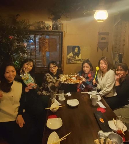 生日快樂〜♪

非常受歡迎！生日活動
我們現在接受「贈送與你年齡一樣多的烤雞串」活動的預訂！

真是個驚喜！
如果你20歲，就買20瓶；如果你50歲，就買50瓶！
根據你的年齡，免費領取一份烤雞串！
截止日期為生日前後三週內。

請務必使用。

*4人以上團體需提前一天預約。課程費用4500日圓以上需預約。
或者，此優惠僅適用於訂購無限暢飲套餐（2,400日圓）的顧客。
為避免過度擁擠，我們將限制每天只接待一位客人。

☆營業時間：週二-週日17:00-25:00
（烹飪 LO24:00 飲料 LO24:30）
☆ 定休日：週一

#生日快樂#生日禮物
#禮物 #禮品活動
#烤雞串
https://www.hotpepper.jp/strJ000381021/