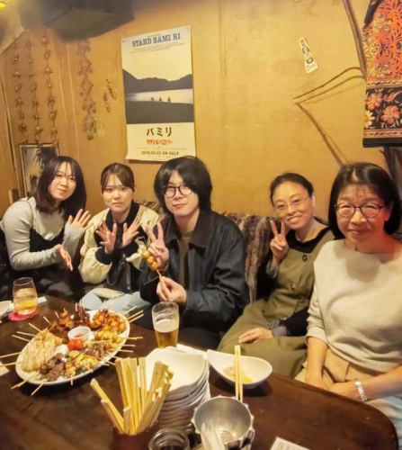 Happy Birthday 〜♪

大人気！誕生日企画
『歳の数だけ焼き鳥プレゼント』ご予約承り中！

ビックリなサプライズ！
20歳なら20本 50歳なら50本!
年齢分の焼き鳥をプレゼント♪
誕生日の前後3週間までが期限となります。

ぜひご利用ください。

※ 4名様以上/前日までに要予約/4500円以上のコース予約、
または飲み放題(2400円)ご利用のお客様に限ります。
混雑を避けるため、1日1組様限定とさせていただきます。

☆営業時間:火曜〜日曜17:00〜25:00
　(料理LO24:00 ドリンクLO24:30)
☆定休日:月曜

#happybirthday #誕生日プレゼント 
#プレゼント #プレゼント企画 
#やきとり
https://www.hotpepper.jp/strJ000381021/