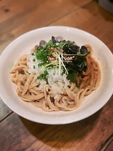 【平日限定】　冷やし しじみ油そば

極太ワシワシ麺を、旨みたっぷりのしじみ出汁が包み込む、
冷たい油そばです。

〆のつもりが、もう一杯飲みたくなる美味さなので要注意⚠️

※油そばのみの注文はご遠慮ください。

☆営業時間:火曜〜日曜17:00〜25:00
　(料理LO24:00 ドリンクLO24:30)
☆定休日:月曜

#冷やし #しじみ #油そば 
#樽生クラフトビール #やきとり
https://www.hotpepper.jp/strJ000381021/
