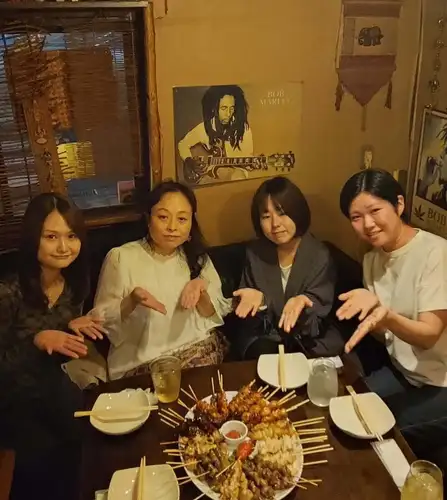 生日快樂〜♪

非常受歡迎！生日活動
我們現在接受「贈送與你年齡一樣多的烤雞串」活動的預訂！

真是個驚喜！
如果你20歲，就買20瓶；如果你50歲，就買50瓶！
根據你的年齡，免費領取一份烤雞串！
截止日期為生日前後三週內。

請務必使用。

*4人以上團體需提前一天預約。課程費用4500日圓以上需預約。
或者，此優惠僅適用於訂購無限暢飲套餐（2,400日圓）的顧客。
為避免過度擁擠，我們將限制每天只接待一位客人。

☆營業時間：週二-週日17:00-25:00
（烹飪 LO24:00 飲料 LO24:30）
☆ 定休日：週一

#生日快樂#生日禮物
#禮物 #禮品活動
#烤雞串
https://www.hotpepper.jp/strJ000381021/