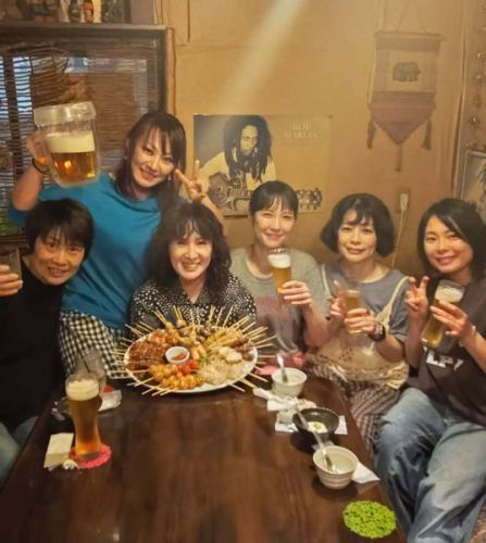 生日快乐〜♪

非常受欢迎！生日活动
我们现在接受“赠送与你年龄一样多的烤鸡串”活动的预订！

真是个惊喜！
如果你20岁，就买20瓶；如果你50岁，就买50瓶！
根据你的年龄，免费领取一份烤鸡串！
截止日期为生日前后三周内。

请务必使用。

*4人及以上团体需提前一天预约。课程费用4500日元及以上需预约。
或者，此优惠仅适用于订购无限畅饮套餐（2400日元）的顾客。
为避免过度拥挤，我们将限制每天只接待一位客人。

☆营业时间：周二-周日17:00-25:00
（烹饪 LO24:00 饮料 LO24:30）
☆ 定休日：周一

#生日快乐#生日礼物
#礼物 #礼品活动
#烤鸡串
https://www.hotpepper.jp/strJ000381021/