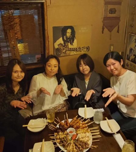 生日快乐〜♪

非常受欢迎！生日活动
我们现在接受“赠送与你年龄一样多的烤鸡串”活动的预订！

真是个惊喜！
如果你20岁，就买20瓶；如果你50岁，就买50瓶！
根据你的年龄，免费领取一份烤鸡串！
截止日期为生日前后三周内。

请务必使用。

*4人及以上团体需提前一天预约。课程费用4500日元及以上需预约。
或者，此优惠仅适用于订购无限畅饮套餐（2400日元）的顾客。
为避免过度拥挤，我们将限制每天只接待一位客人。

☆营业时间：周二-周日17:00-25:00
（烹饪 LO24:00 饮料 LO24:30）
☆ 定休日：周一

#生日快乐#生日礼物
#礼物 #礼品活动
#烤鸡串
https://www.hotpepper.jp/strJ000381021/