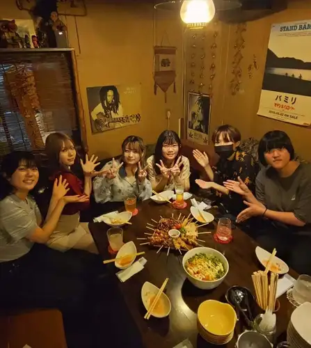 Happy Birthday 〜♪

大人気！誕生日企画
『歳の数だけ焼き鳥プレゼント』ご予約承り中！

ビックリなサプライズ！
20歳なら20本 50歳なら50本!
年齢分の焼き鳥をプレゼント♪
誕生日の前後3週間までが期限となります。

ぜひご利用ください。

※ 4名様以上/前日までに要予約/4500円以上のコース予約、
または飲み放題(2400円)ご利用のお客様に限ります。
混雑を避けるため、1日1組様限定とさせていただきます。

☆営業時間:火曜〜日曜17:00〜25:00
　(料理LO24:00 ドリンクLO24:30)
☆定休日:月曜

#happybirthday #誕生日プレゼント 
#プレゼント #プレゼント企画 
#やきとり
https://www.hotpepper.jp/strJ000381021/