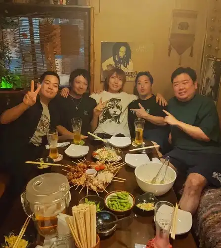 生日快乐〜♪

非常受欢迎！生日活动
我们现在接受“赠送与你年龄一样多的烤鸡串”活动的预订！

真是个惊喜！
如果你20岁，就买20瓶；如果你50岁，就买50瓶！
根据你的年龄，免费领取一份烤鸡串！
截止日期为生日前后三周内。

请务必使用。

*4人及以上团体需提前一天预约。课程费用4500日元及以上需预约。
或者，此优惠仅适用于订购无限畅饮套餐（2400日元）的顾客。
为避免过度拥挤，我们将限制每天只接待一位客人。

☆营业时间：周二-周日17:00-25:00
（烹饪 LO24:00 饮料 LO24:30）
☆ 定休日：周一

#生日快乐#生日礼物
#礼物 #礼品活动
#烤鸡串
https://www.hotpepper.jp/strJ000381021/