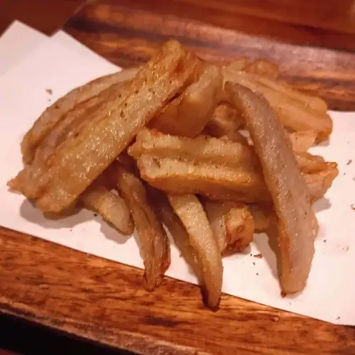 「蓮藕條」已更名，
【炸蓮藕條】
蓮藕片切得清脆香甜，再配上少許蒜蓉醬油，簡直讓人欲罷不能！

☆營業時間：週二-週日17:00-25:00
（烹飪 LO24:00 飲料 LO24:30）
☆ 定休日：週一

#蓮藕 #蓮藕
#炸雞塊
#生啤酒精釀 #烤雞串
https://www.hotpepper.jp/strJ000381021/