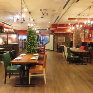 6名様から8名様でのご利用も可能な、落ち着いた雰囲気のテーブル席♪大切な方とのお集まりにもピッタリ◎