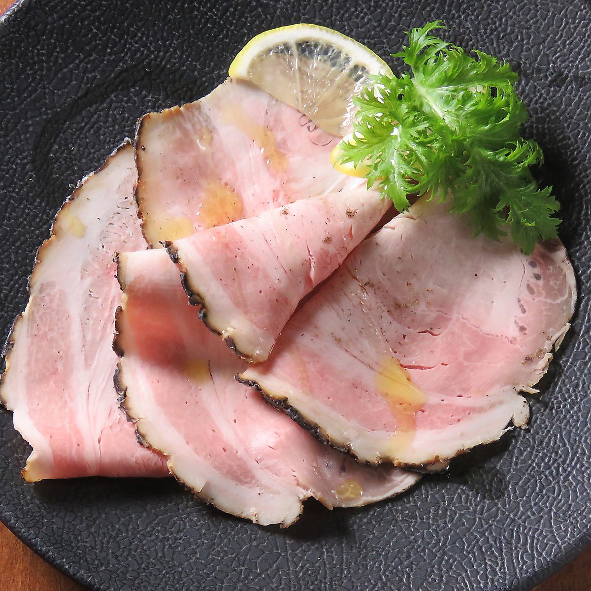 スタイリッシュな空間で楽しむ二次会。お洒落な料理とお酒で乾杯