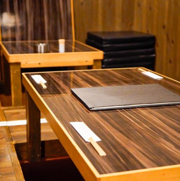 【掘りごたつ個室を完備】2名様～ご利用可能なテーブル席は、掘りごたつ個室をご用意しております。足を伸ばして寛げるので、ゆったりとしたお時間をお過ごしください。
