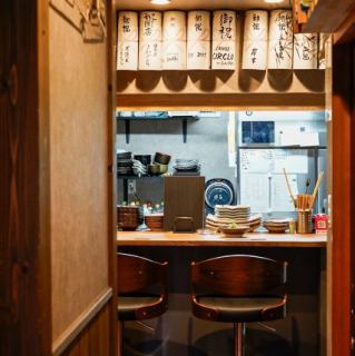 【雰囲気◎カウンター席】お一人様向けのカウンター席はデートにもぴったり！。女子会や合コン、会社宴会などにおすすめです。またご家族やご友人とのお食事、接待やデートにもご活用ください。