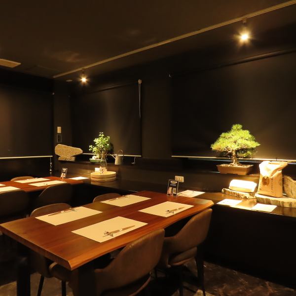 【季節を感じる上質な和の空間】店内には季節のお花や盆栽を飾り、日本の四季を感じられる空気感をつくっております。壁紙や天井には和紙を使用し、照明を少し落とした上品で温かみのある雰囲気に仕上げています。接待や会食、記念日など大切な席にも最適で、料理とともに心地よい時間をお過ごしいただけます。