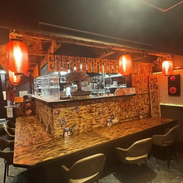 A street food stall-style counter that makes you feel like you're at a street food stall.It's a relaxing space even for those traveling alone!
