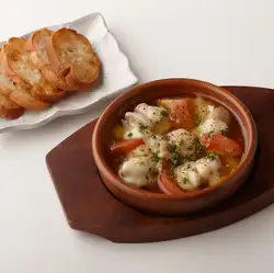 Ajillo with mozzarella cheese and chicken