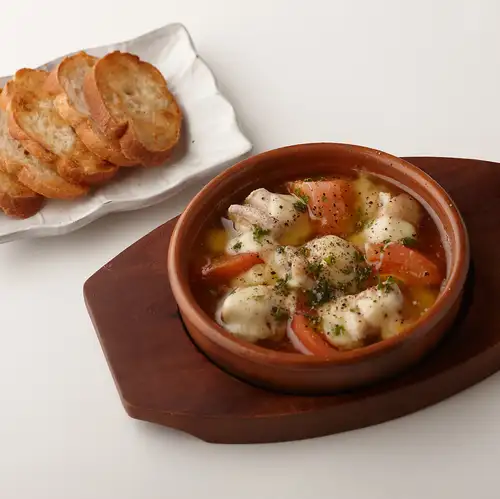 Ajillo with mozzarella cheese and chicken