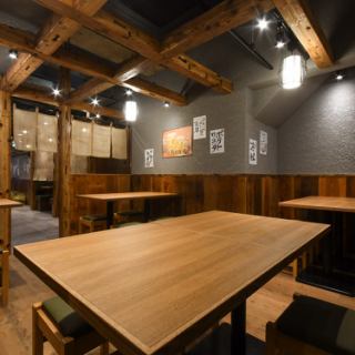 席の間隔もしっかり確保！気兼ねなく焼き鳥やどて煮をご満喫ください！