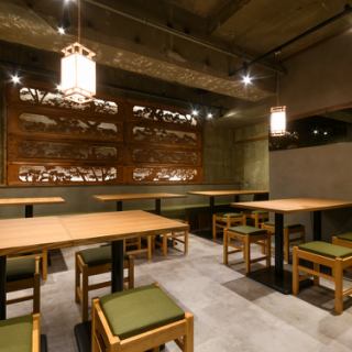 和の落ち着き感じるテーブル席！6名掛け、4名掛けのテーブルございます！