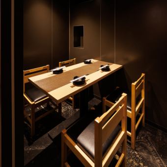 The private rooms are filled with a Japanese atmosphere and have been designed with great attention to detail, creating an atmosphere that will help you forget the hustle and bustle of the city.Please stretch your legs and relax in our private sunken kotatsu rooms, where each customer can relax in comfort. We can accommodate small groups, so you can use our restaurant for various occasions in the Shinbashi area, such as impromptu drinking parties, business entertainment, and girls' nights.