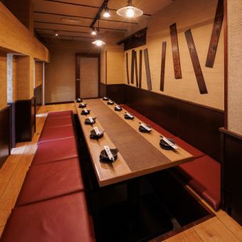 Our sophisticated, high-quality private rooms are perfect for adults, offering you a private time. We have spacious private rooms to accommodate small groups or large groups. Our rooms are designed to be spacious and relaxing, making them ideal for entertaining in the Shinbashi area, drinking parties, wedding receptions, and other events. We also offer various banquet courses with all-you-can-drink options.