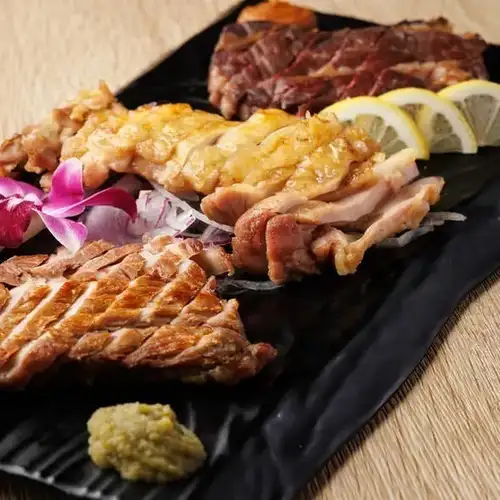包含生啤 ■ 3小时畅饮“霞宴套餐” 包含炭烤大山鸡、十胜猪肉、新鲜鱼类、鲷鱼饭等9道菜 5000日元 ⇒ 4000日元