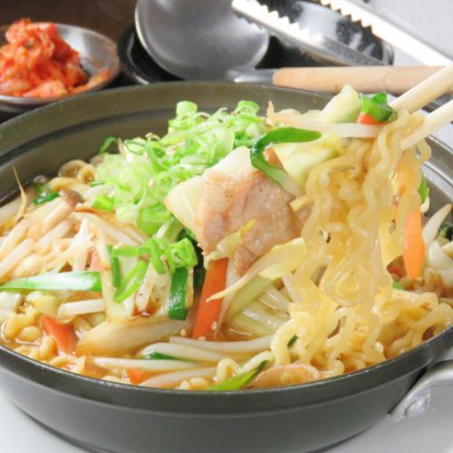 Hot pot grilled spicy ramen with plenty of vegetables