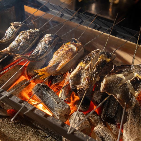 藁焼きの技法を駆使して、海鮮やお肉の素材の旨味を最大限に引き出した料理を提供しています。藁の香ばしい香りとともに、絶品の料理をお楽しみください★