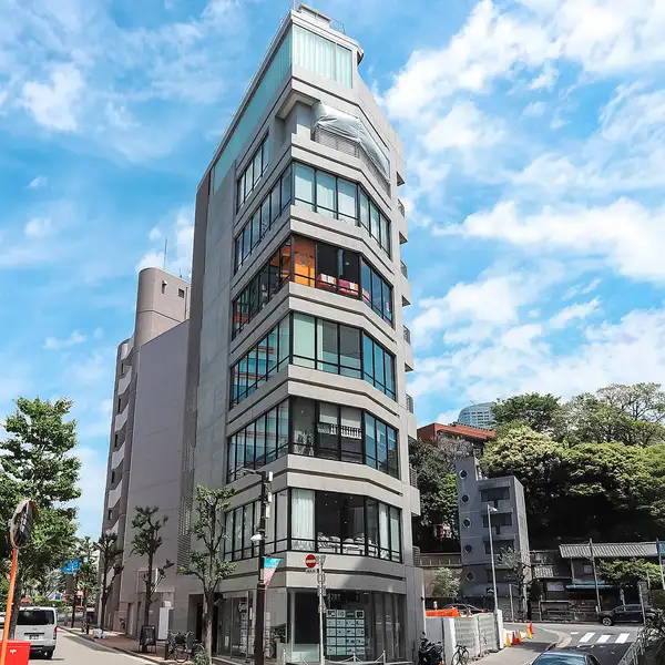 【1室限定】麻布十番駅徒歩5分の完全貸切プライベートラウンジ。最大10名様までご利用可能な大人の隠れ家です。他のお客様を気にせず、自分たちだけの時間をゆったりとお過ごしいただけます。女子会や大切なお祝いなど、プライベート感あふれるラグジュアリーなひと時を存分にお楽しみください。