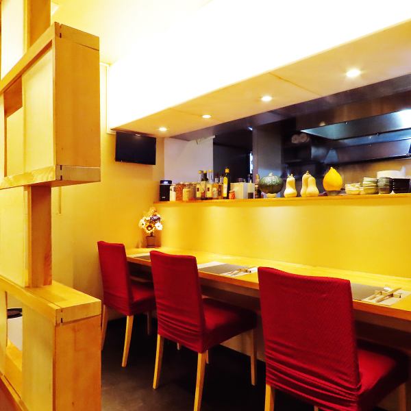【特別なひとときを心ゆくまで楽しむプライベートな空間】店内は、木の温もりが感じられる座席や、和の要素を取り入れたインテリアで彩られており、特別なひとときを演出します。周りを気にせず過ごせる個室も2つご用意しております。「アニバーサリープレート」もご用意いたしますので、記念日や誕生日にもピッタリです♪