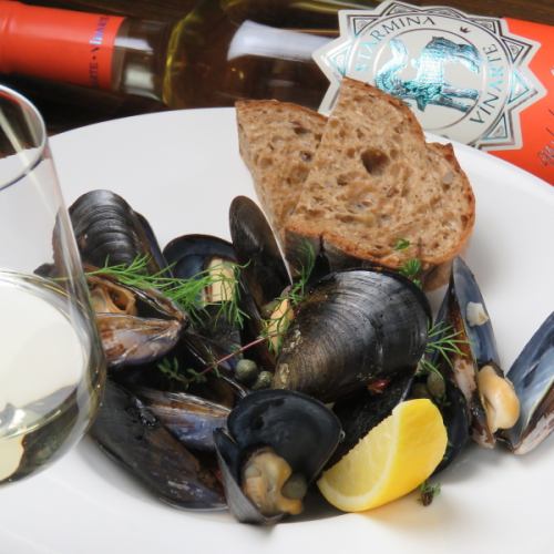 Mussels from the prefecture steamed in white wine